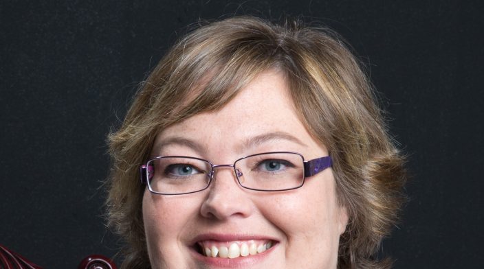 Gian Wild is a white woman in her 40s, although she looks much younger, she has short blonde hair, blue eyes, glasses and a big smile