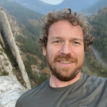 Jb is a 42 years old man and in this photo, he is smiling while climbing a mountain route near Die, a small village located in France